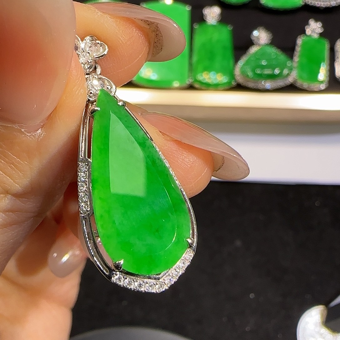 翡翠颈饰18K金镶嵌。