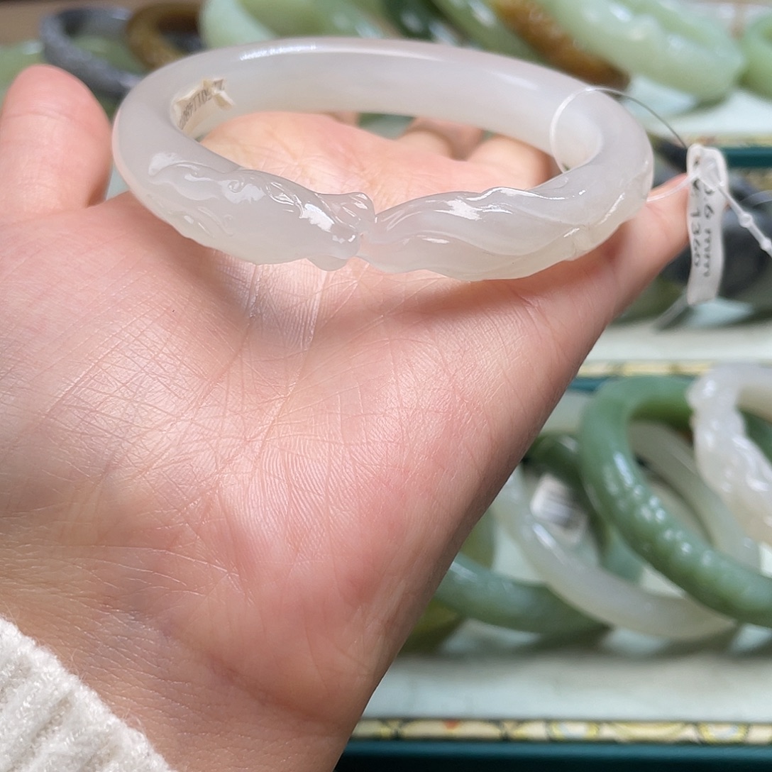 乐***呵和田玉未镶嵌手镯60.2