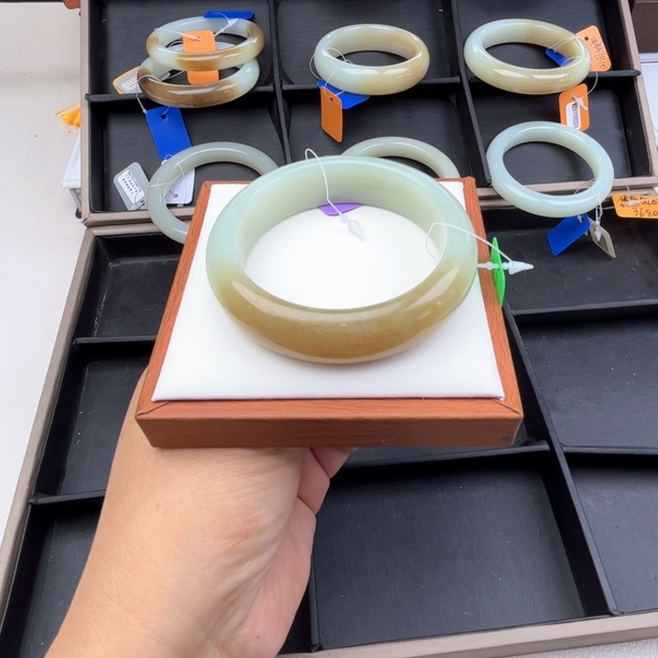 未镶嵌手镯和田玉七月