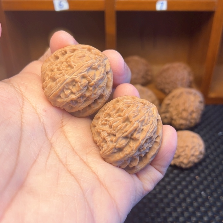 桃核把件37尺三角白全品歪