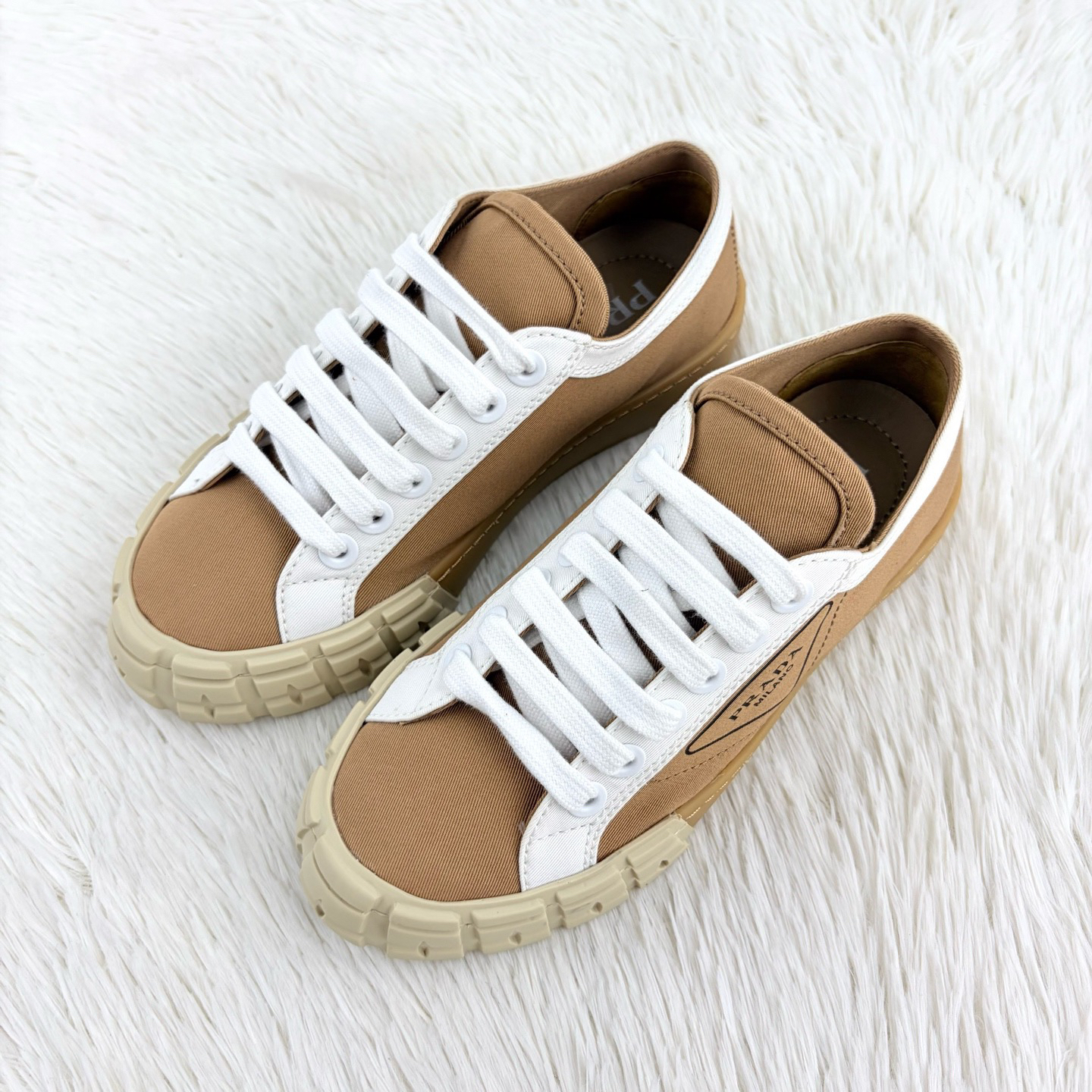 95新 Prada/普拉达 卡其色饼干板鞋36码 咩