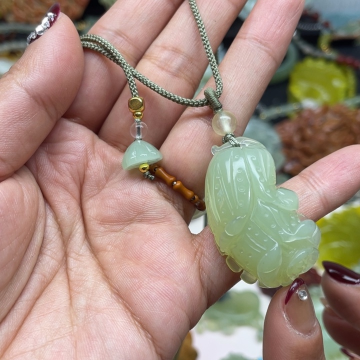 蛇纹石玉未镶嵌颈饰