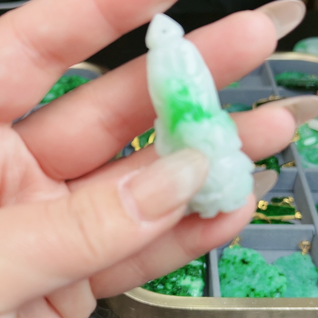 翡翠颈饰未镶嵌吊坠
