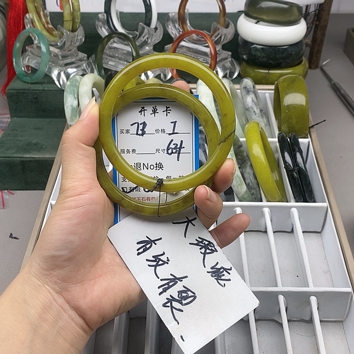 蛇纹石玉未镶嵌手镯