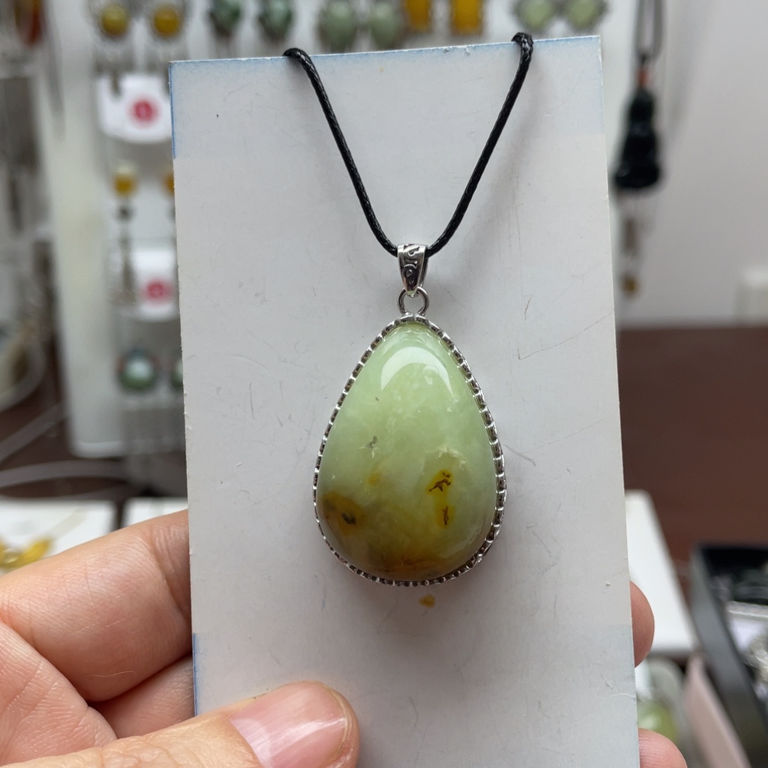 蛇纹石玉未镶嵌吊坠
