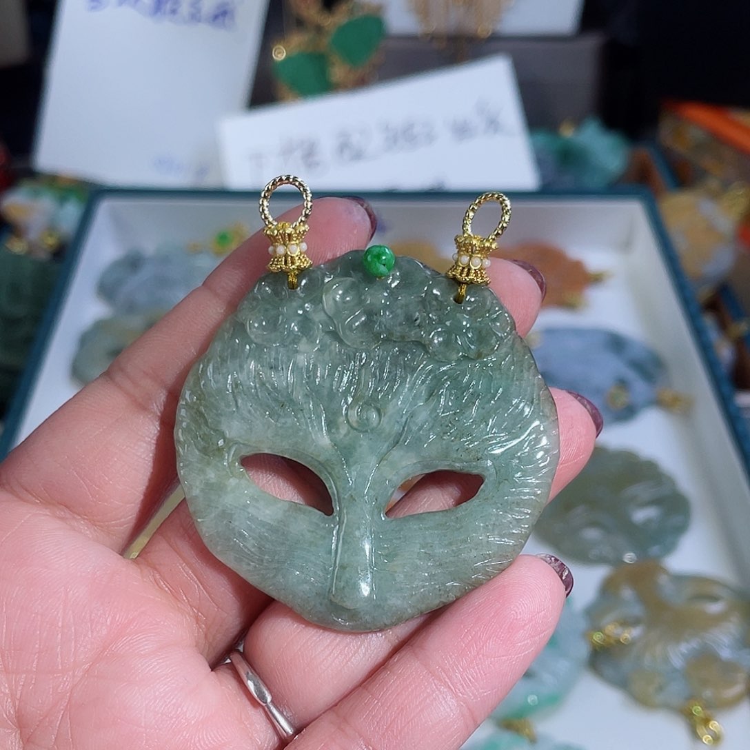 翡翠颈饰未镶嵌翡翠面