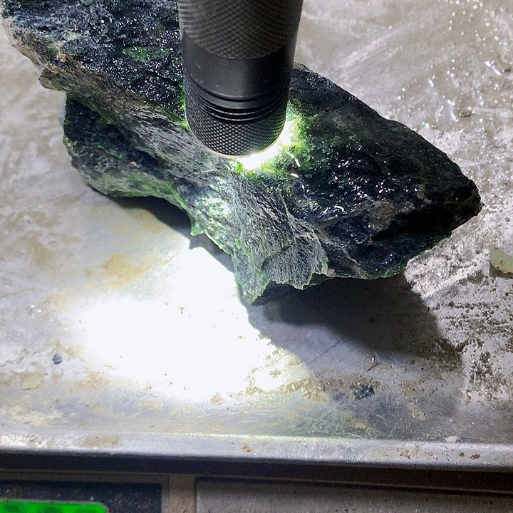 未镶嵌蛇纹石玉珠宝奇石