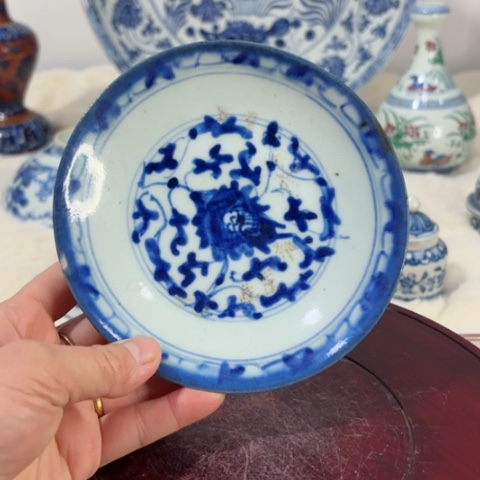 舍**渡一个青花缠枝花卉赏盘