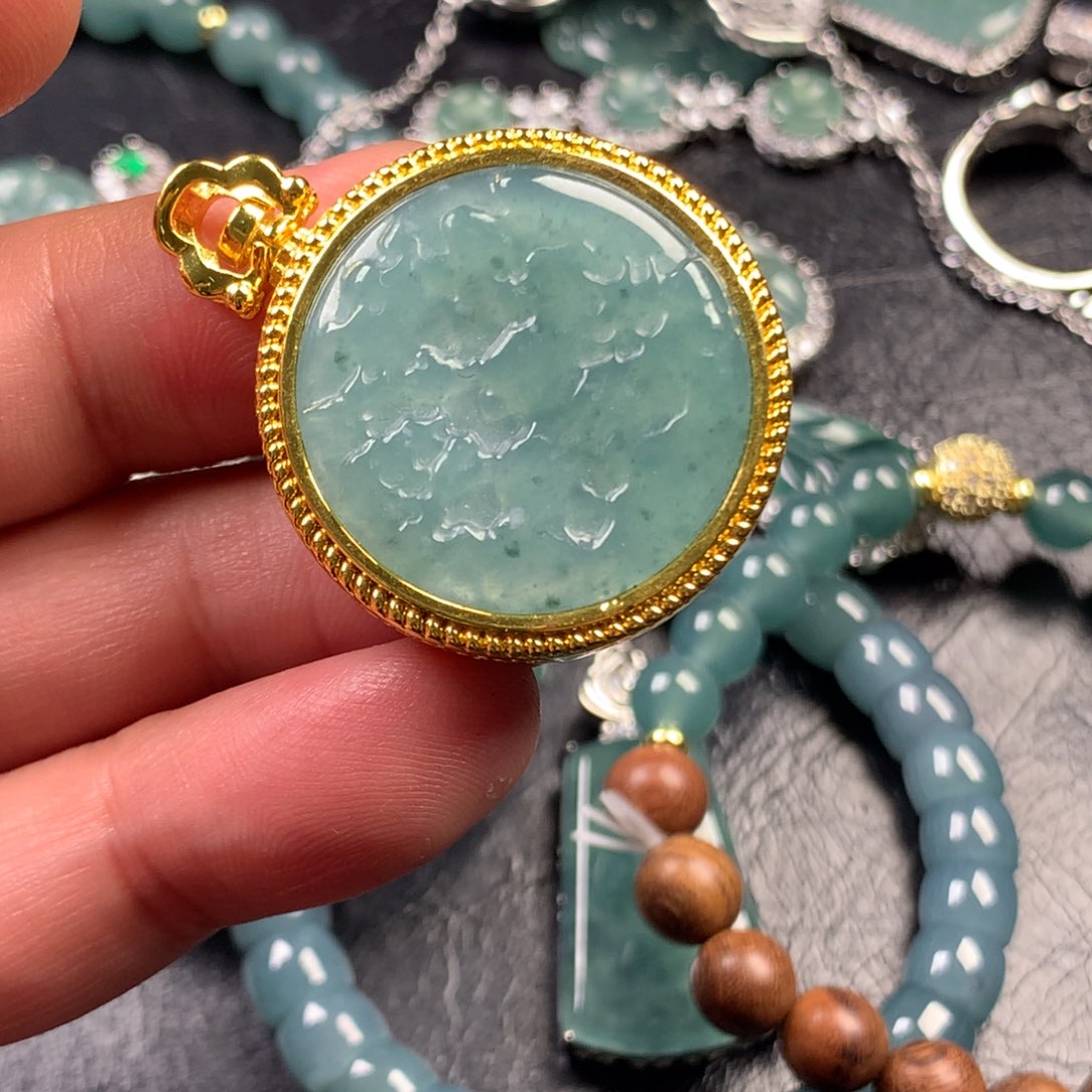 翡翠未镶嵌颈饰圆山水