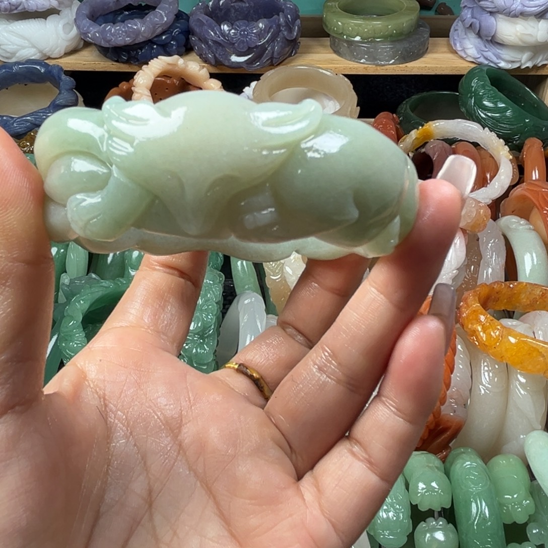 石英质玉未镶嵌雕花手镯