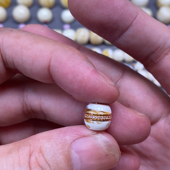 牛***.未镶嵌琥珀裸石汉堡珠