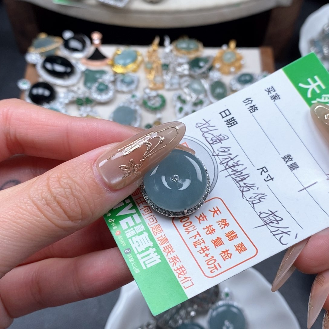 翡翠颈饰未镶嵌翡翠