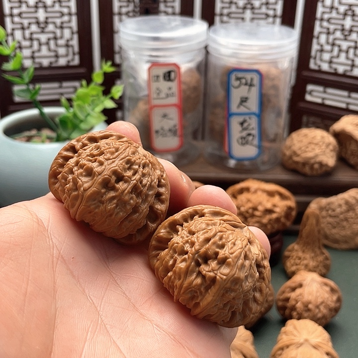 文玩核桃吊坠白狮子
