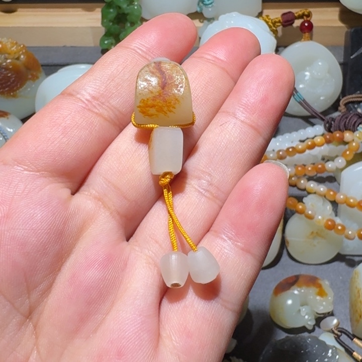 颈饰未镶嵌和田玉（糖玉）