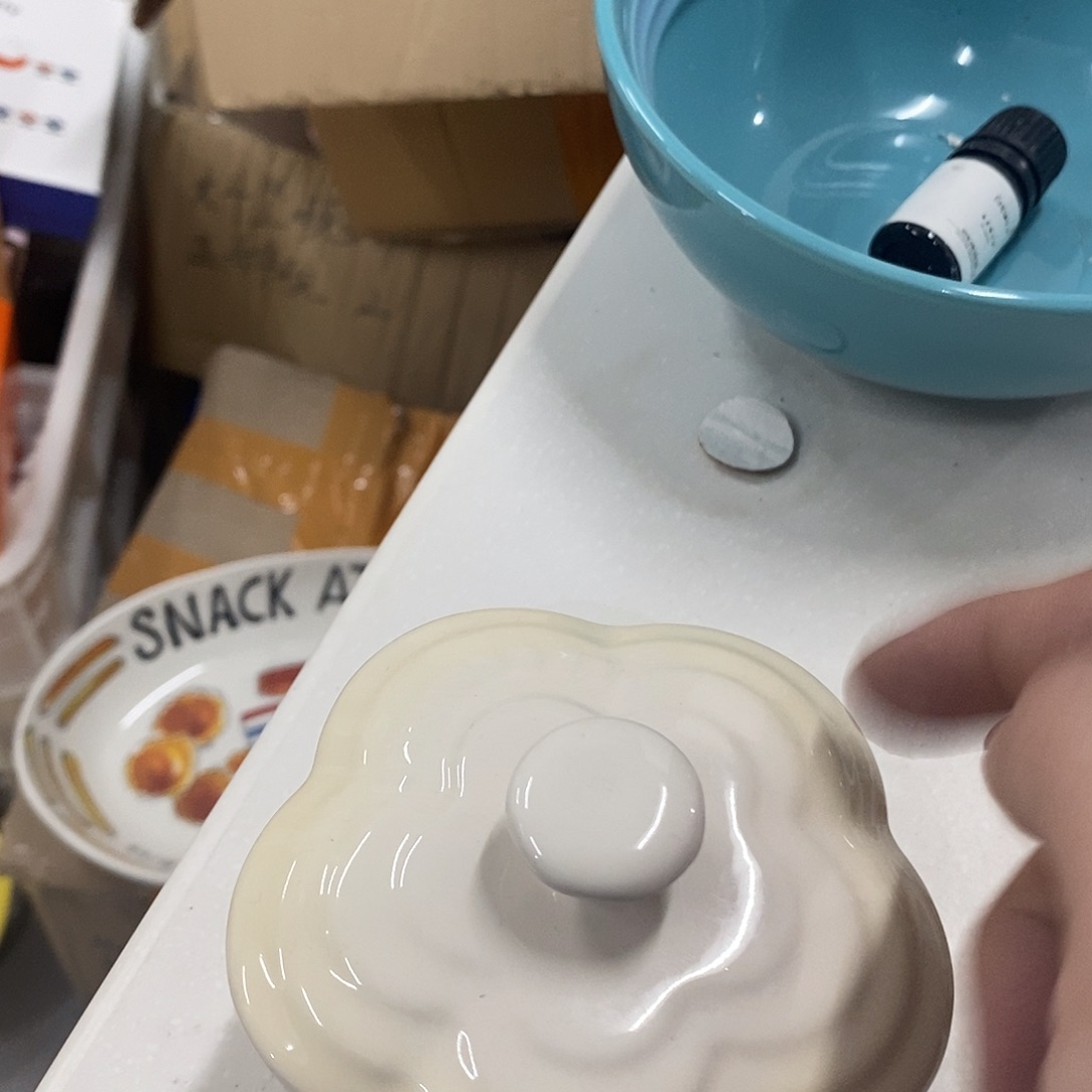 陶瓷米白花朵罐子