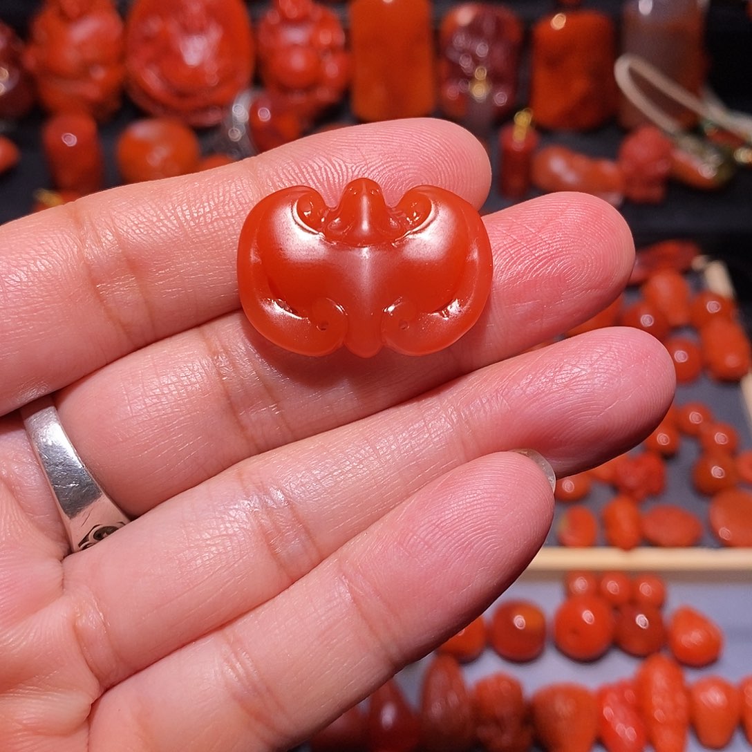 南红玛瑙未镶嵌大蝙蝠背云