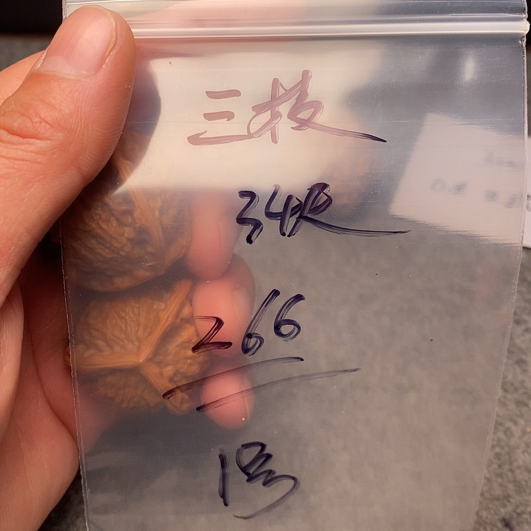 文玩核桃把件三棱