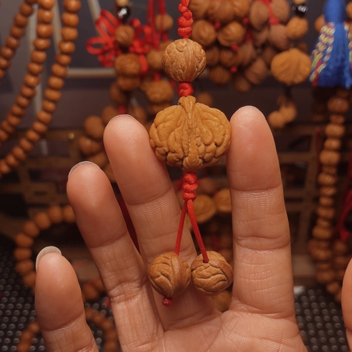 木质类龙纹桃枭挂件