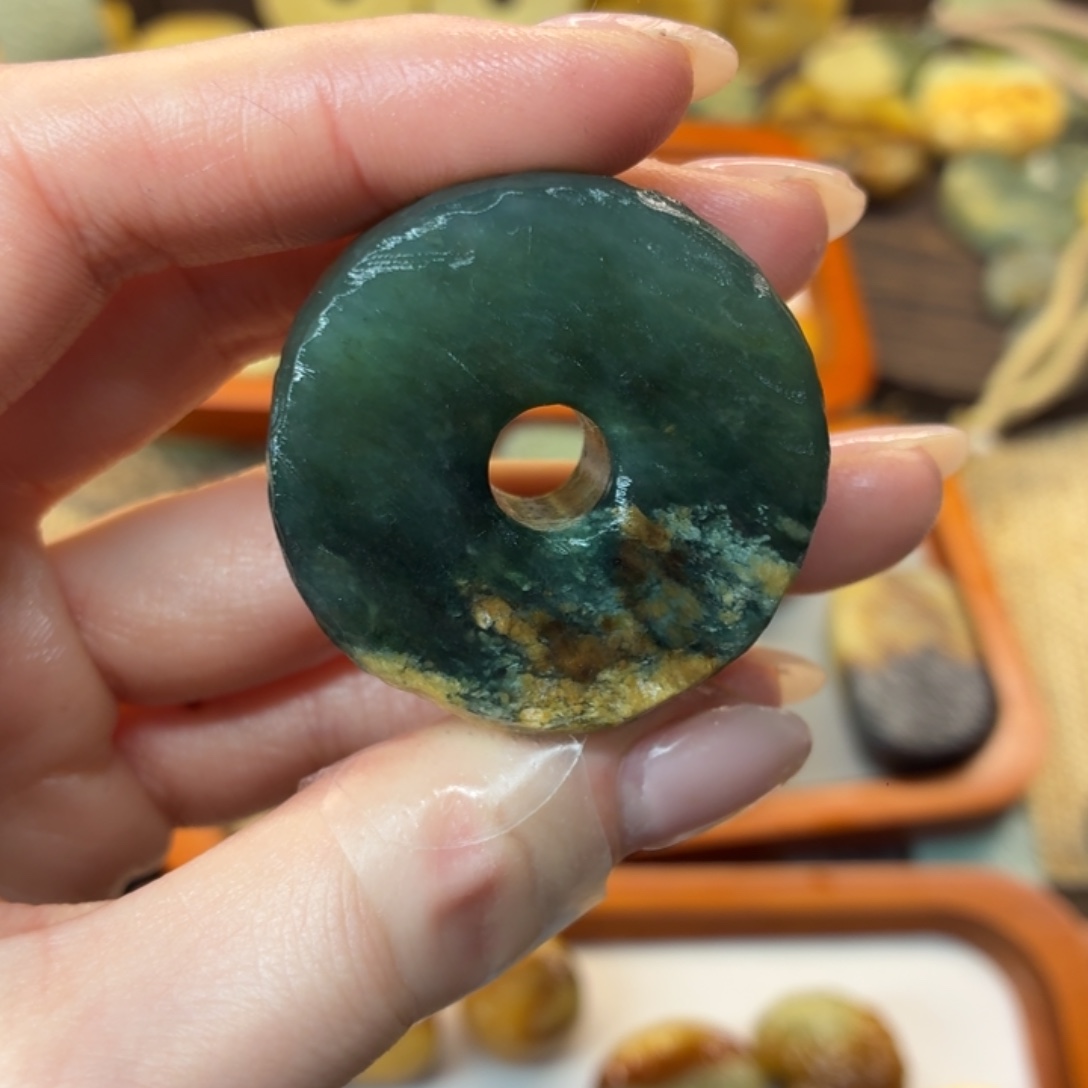 不***二蛇纹石玉未镶嵌颈饰