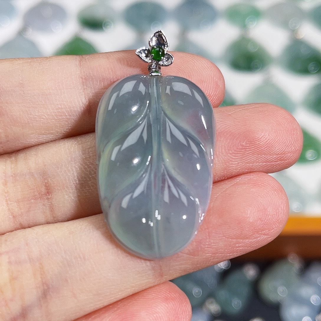 颈饰18K金镶嵌翡翠吊坠