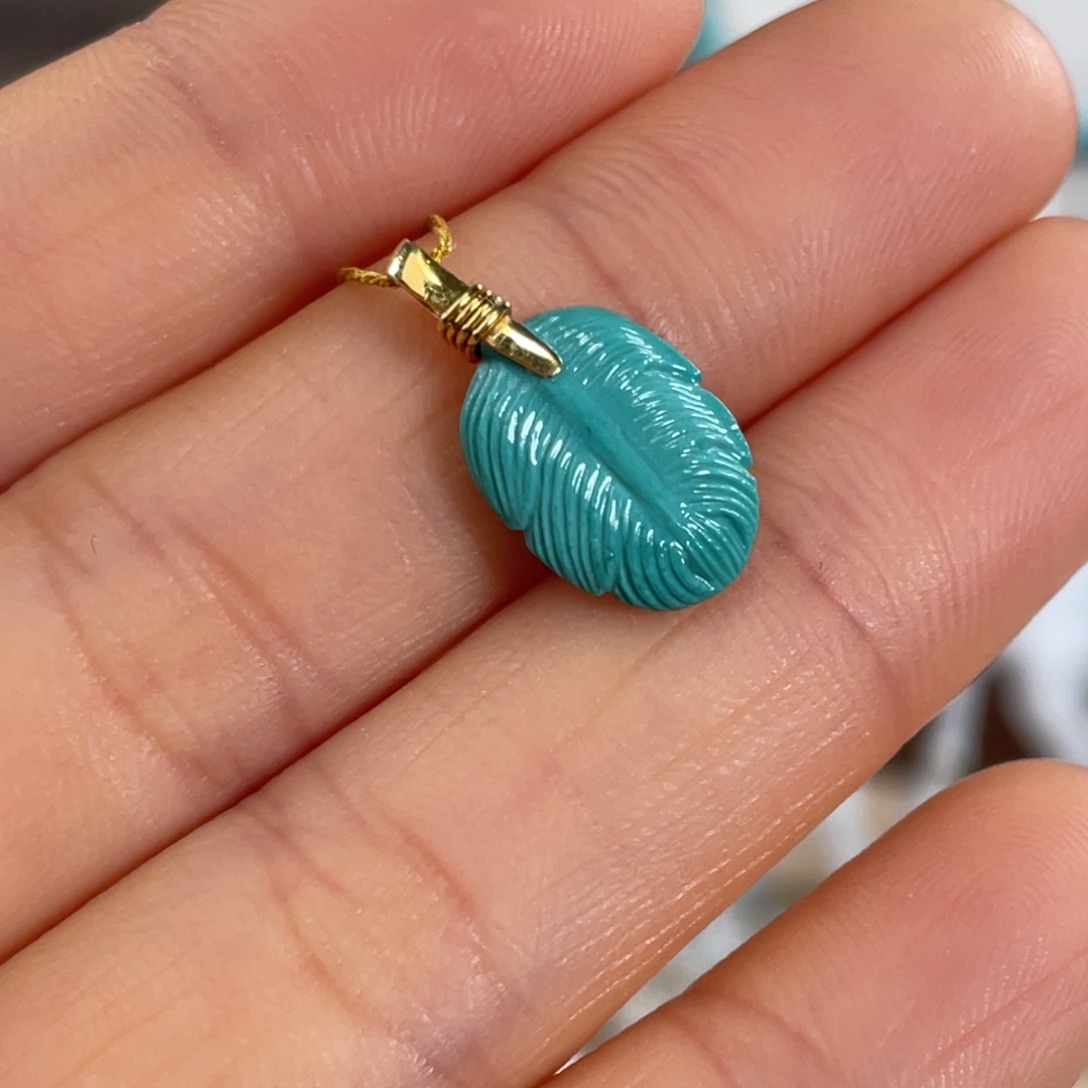 绿松石18K金镶嵌套链玉化绿羽毛卡