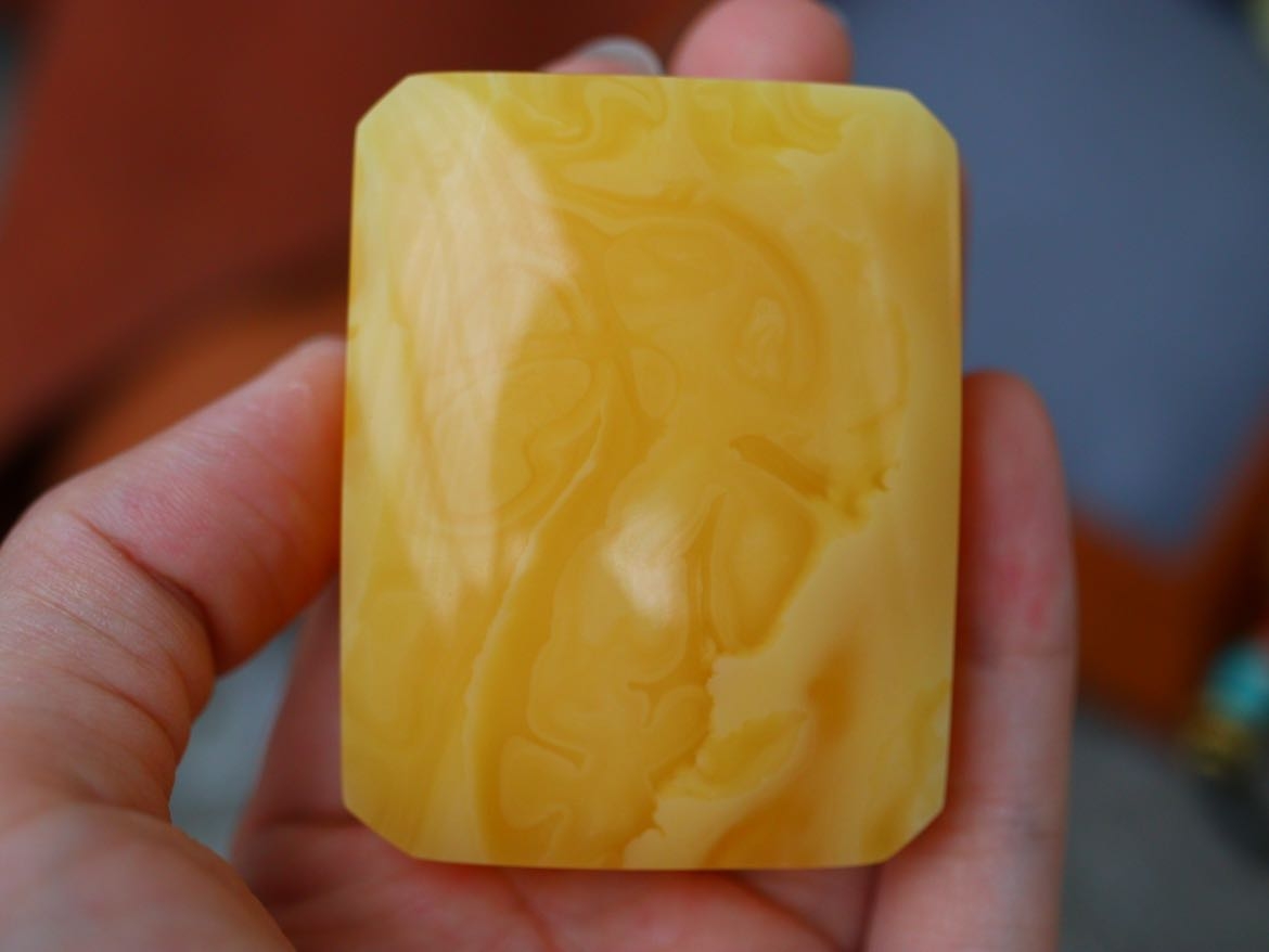 精品焦皮料浓蜡妖花鸡油黄蜜蜡方牌 59.3*46.3*17.8mm 42.48