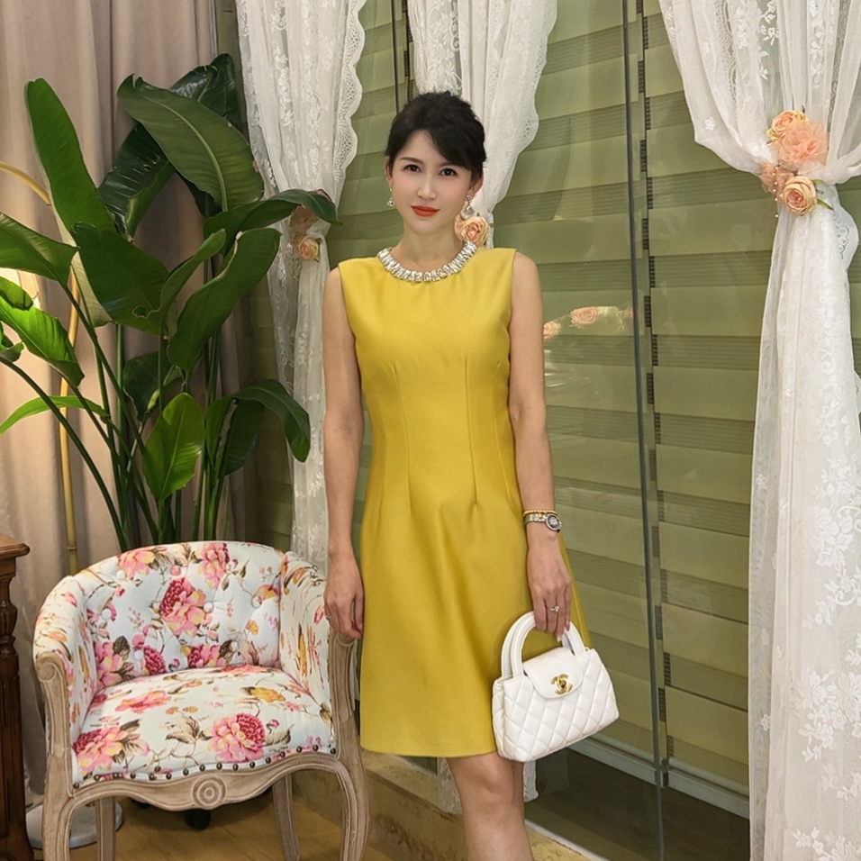 【甜柚香氛】25138 安妮老板 姜黄色显白钉钻收腰气质短袖A字连衣裙
