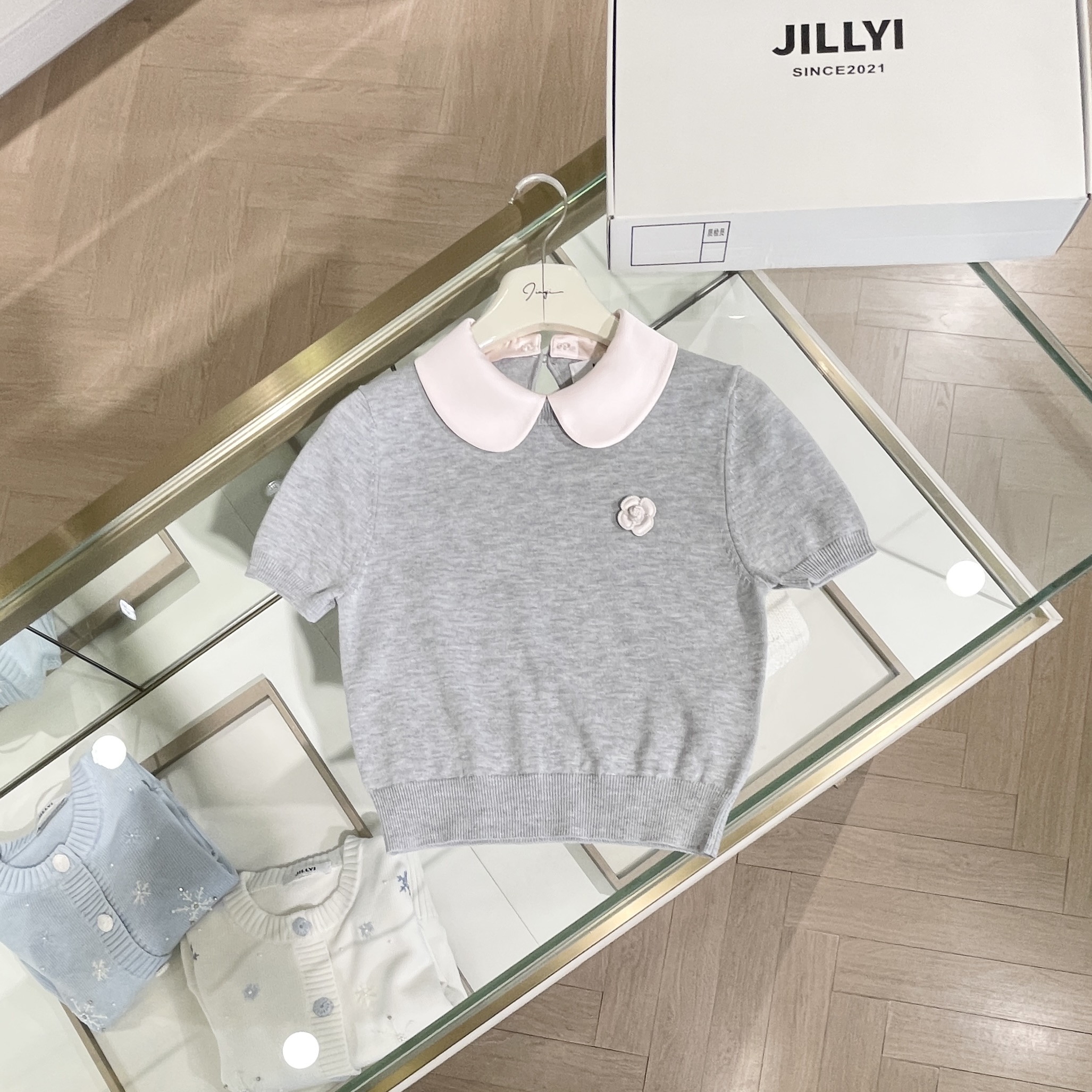 JILLYI【南法灰调】灰色娃娃领领口拼接粉边慵懒风时尚针织衫