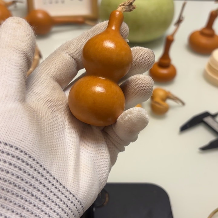 太***赵天然手捻老皮葫芦