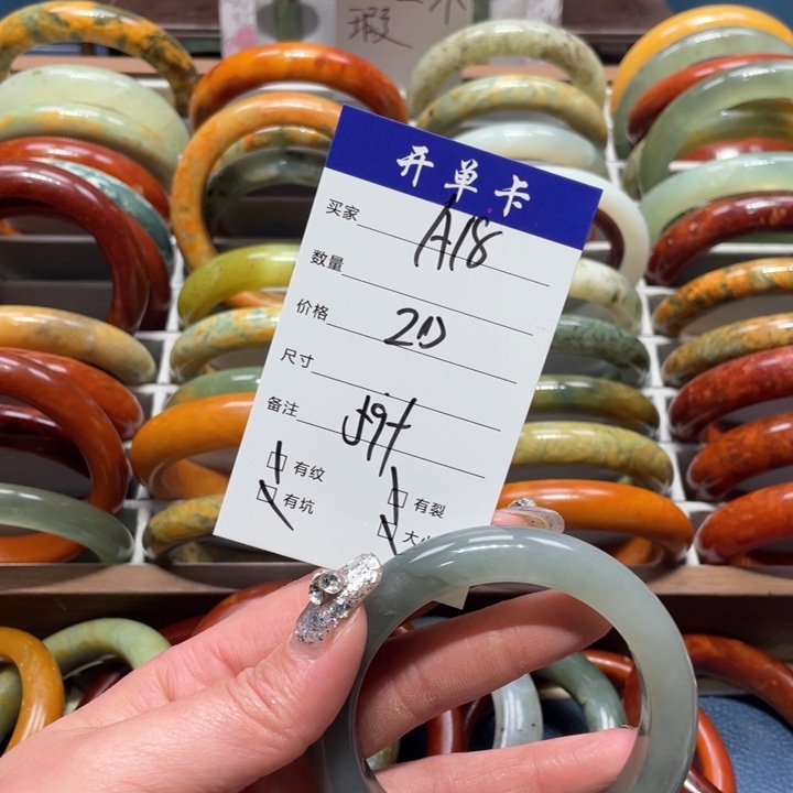 蛇纹石玉手镯未镶嵌出****。