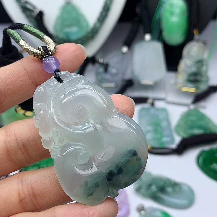 翡翠未镶嵌吊坠(赠链)