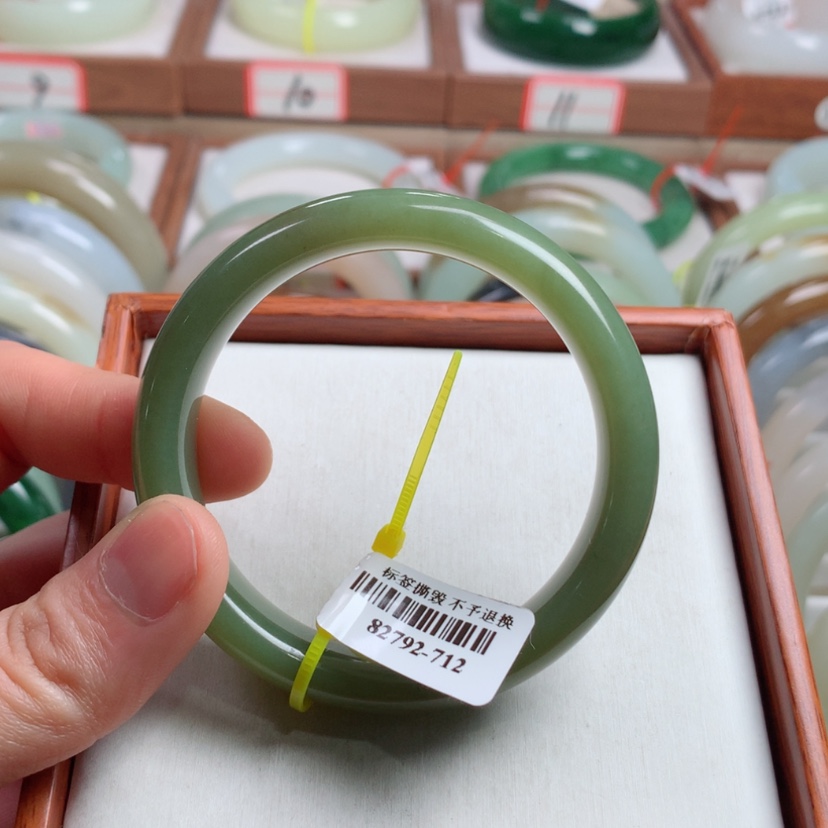 【闪购商品】和田玉手镯未镶嵌52