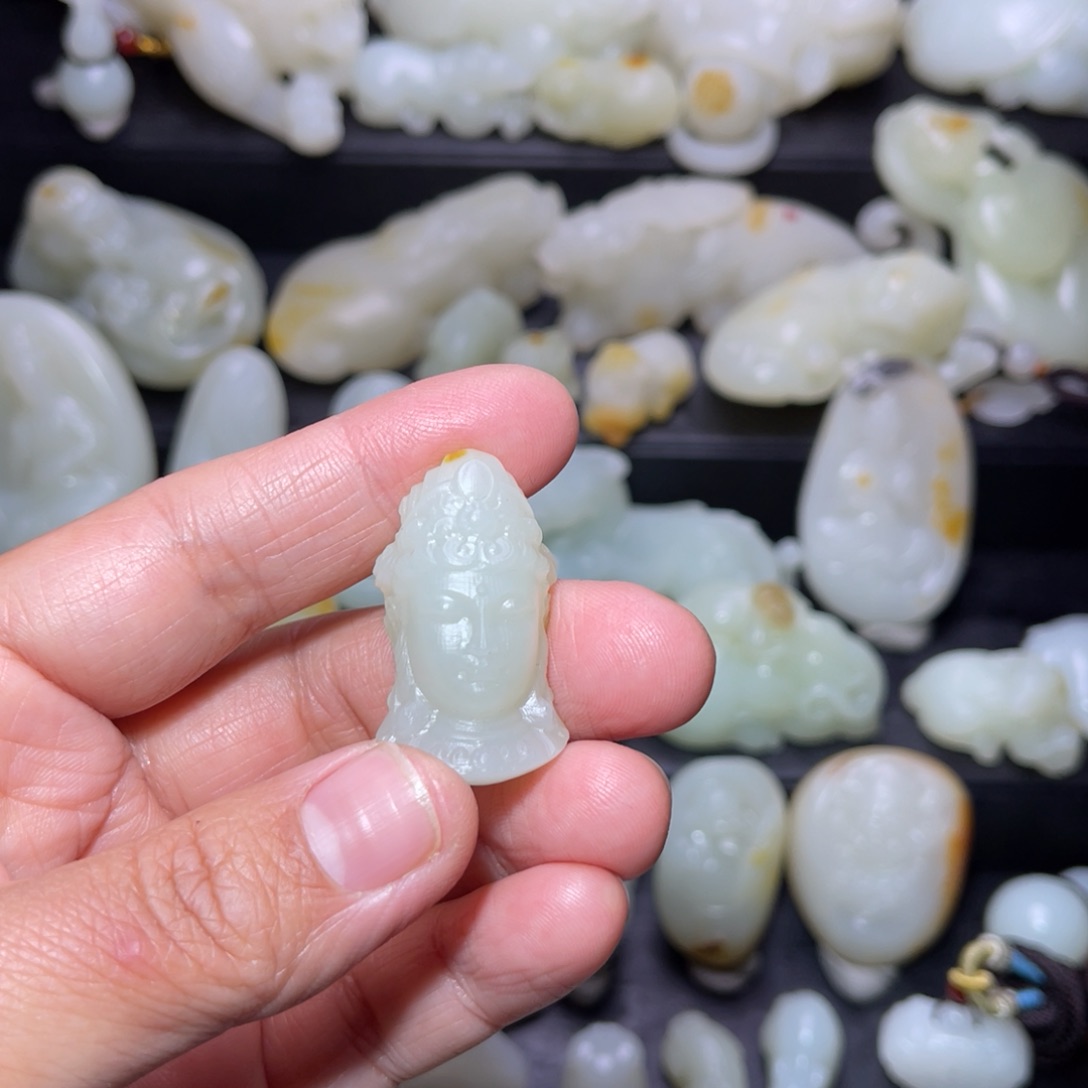 和田玉颈饰未镶嵌好**见