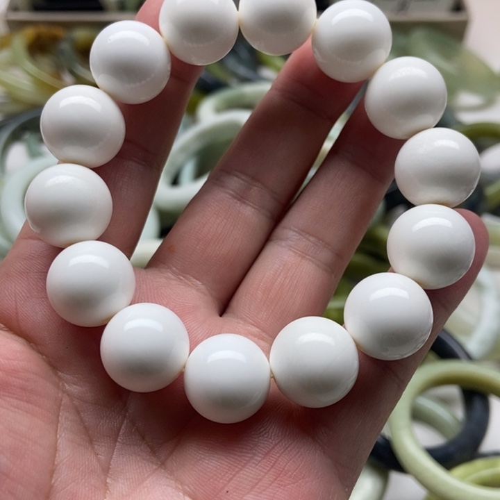 蛇纹石玉手镯未镶嵌