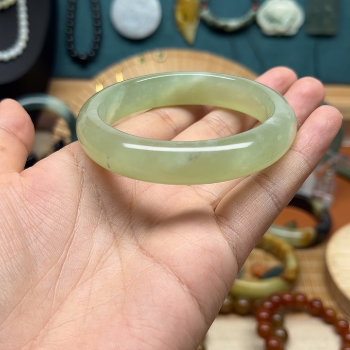 蛇纹石玉手镯未镶嵌