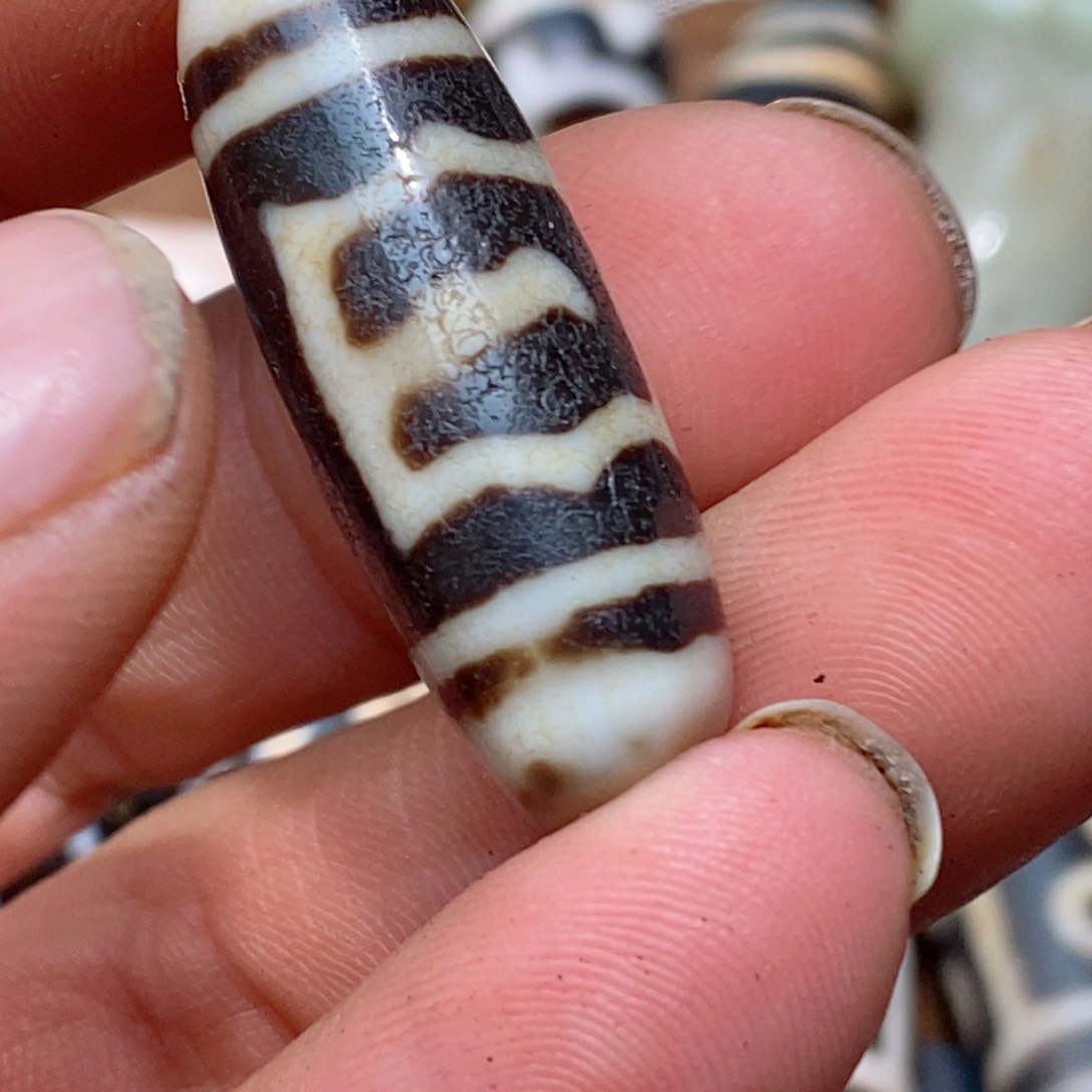 未镶嵌珠子的颜色是玛瑙/玉髓