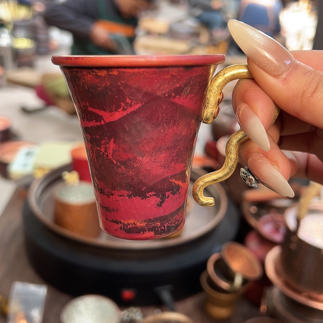 火烧色紫铜喇叭杯。    