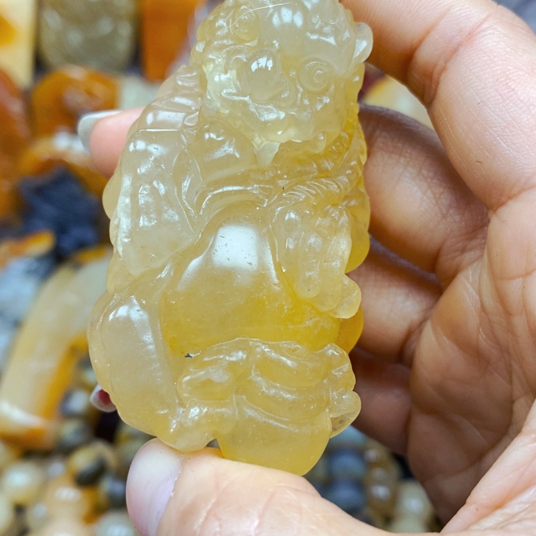 石英质玉（黄龙玉）未镶嵌颈饰