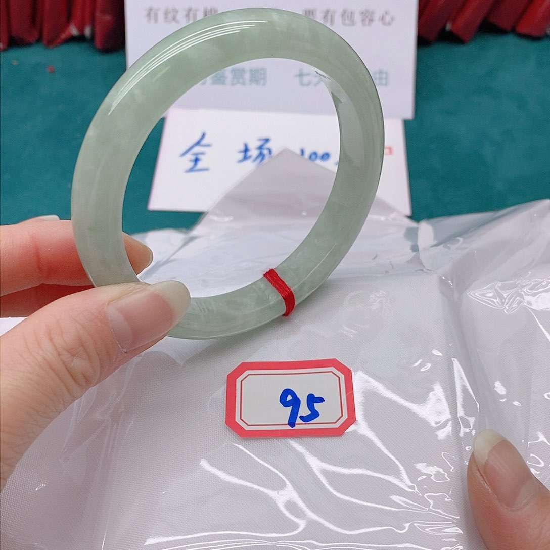 翡翠手镯未镶嵌微****行955555555