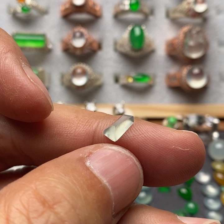 翡翠裸石冰种随形刻面8.1×4.4×3.6