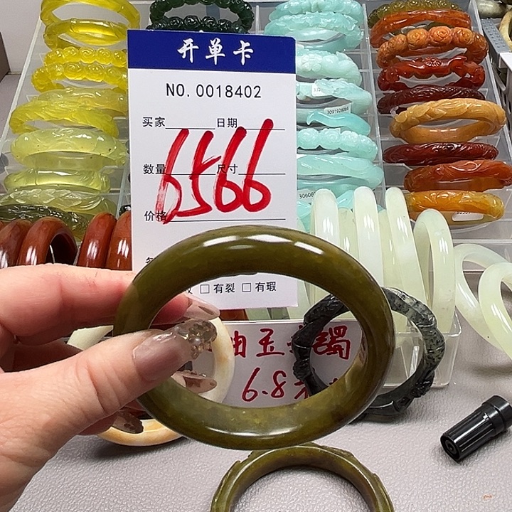 好***人蛇纹石玉未镶嵌手镯