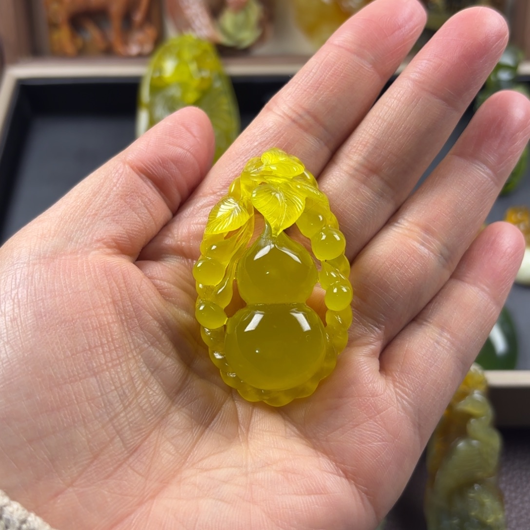 廖***长蛇纹石玉未镶嵌颈饰