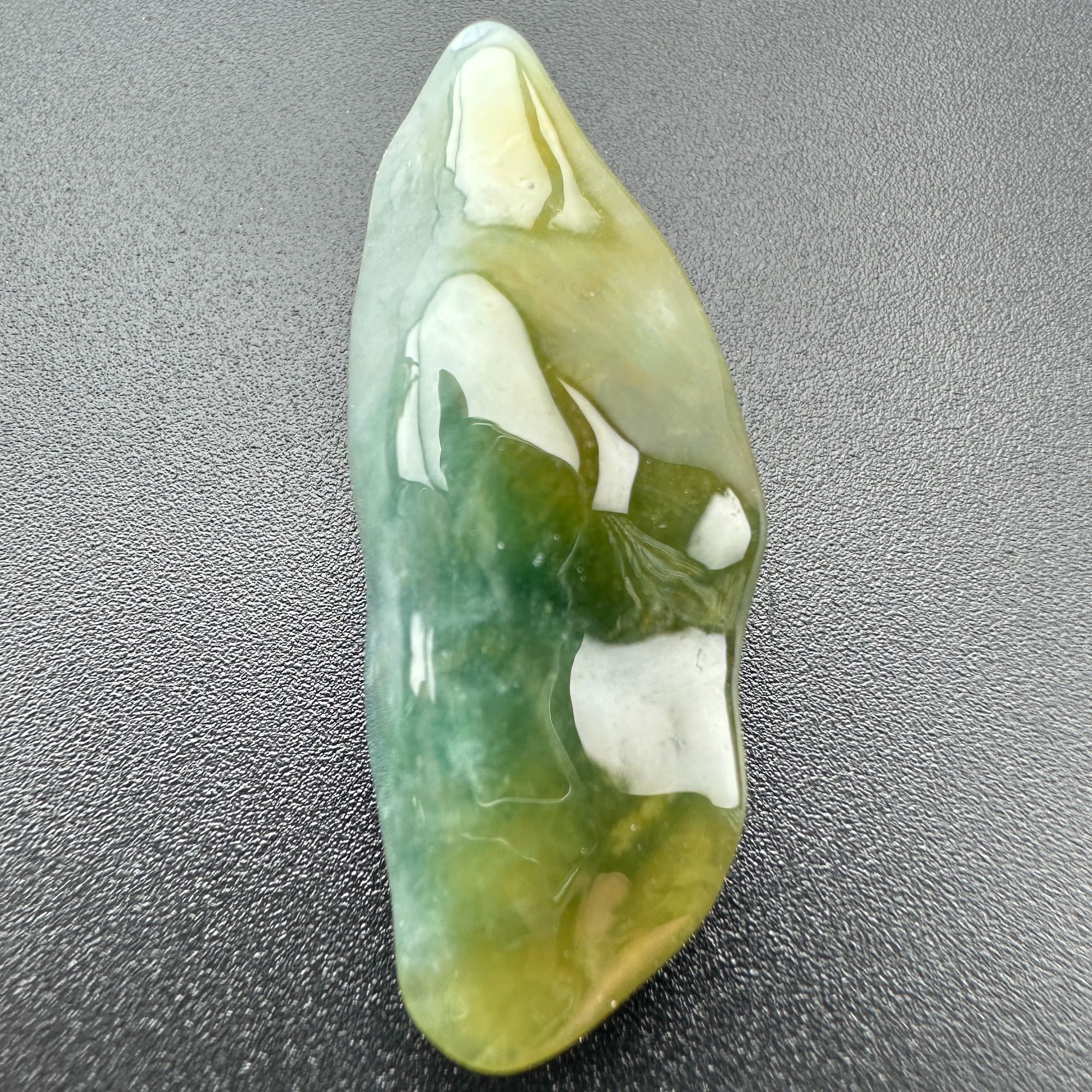 明清老料翡翠特色多彩随型吊坠(37×14×10.5mm)
