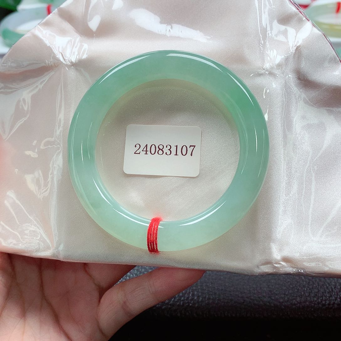 翡翠手镯（圆镯）未镶嵌天然A货翡翠手镯   
