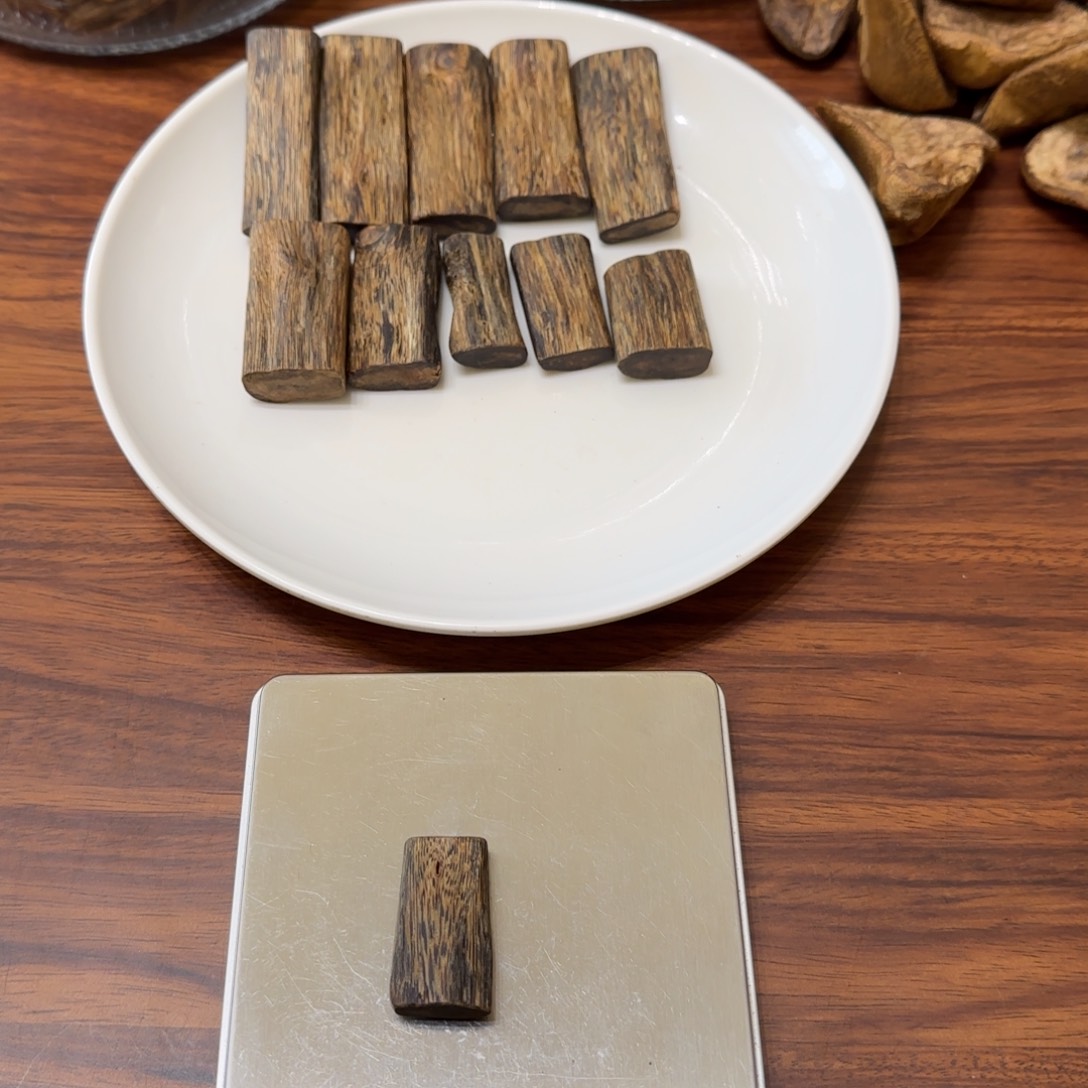 沉香沉香碎屑奇楠无事牌4.1克