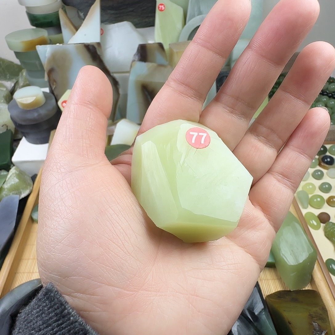 知***乐和田玉未镶嵌颈饰