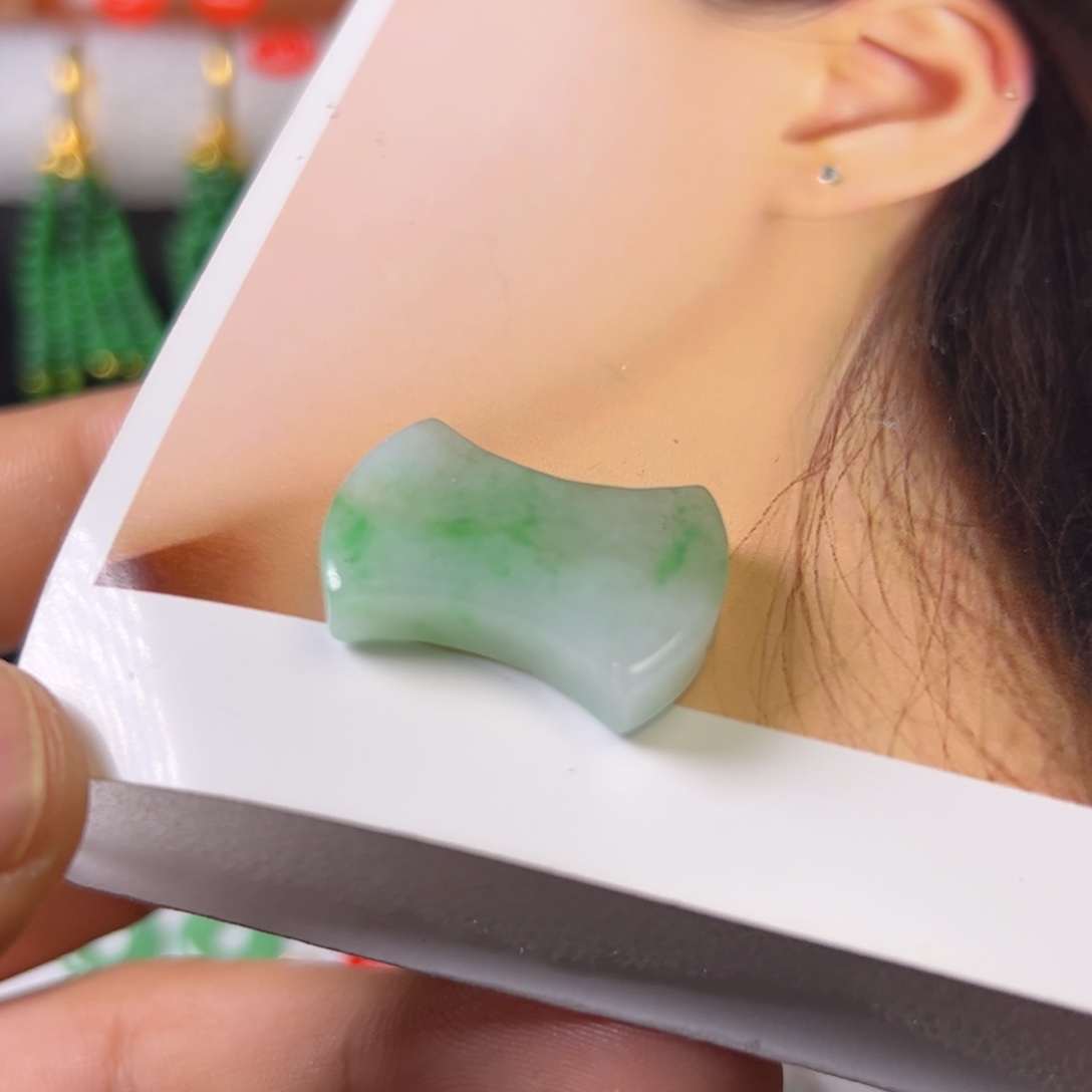 翡翠颈饰未镶嵌随形吊坠