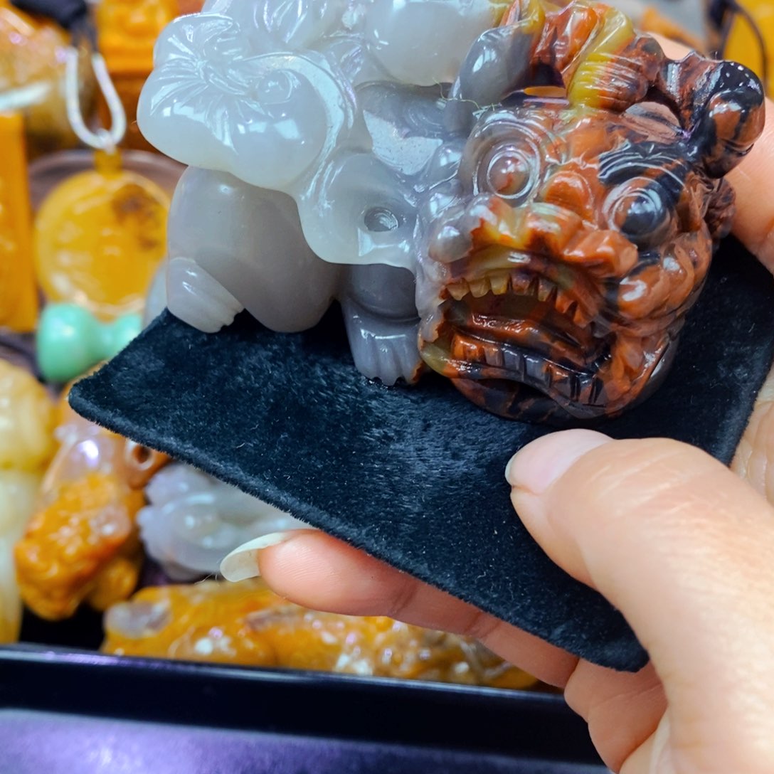 颈饰未镶嵌石英质玉