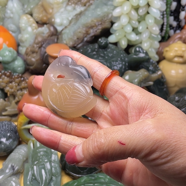 透闪石质玉未镶嵌颈饰