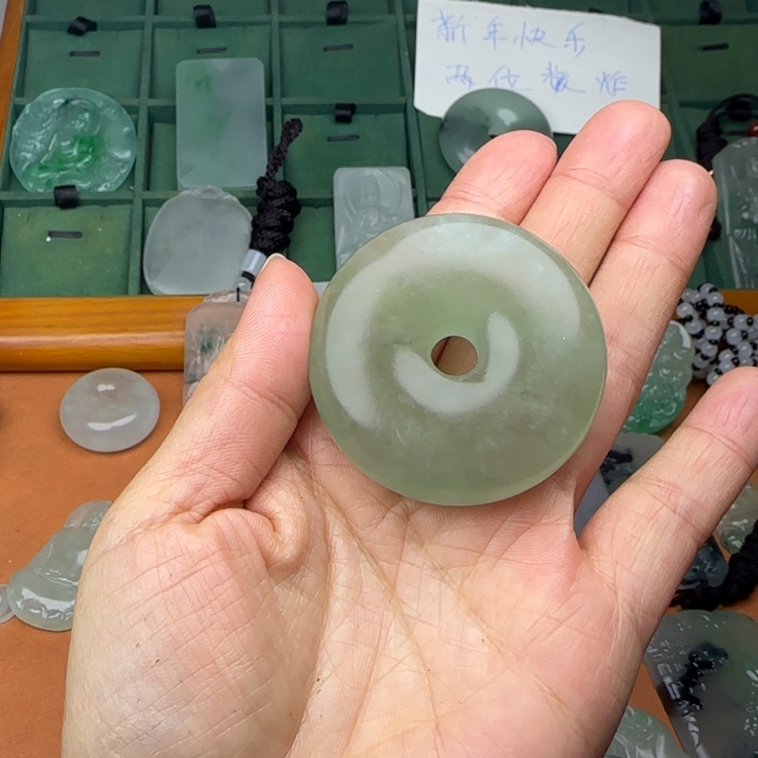 翡翠未镶嵌颈饰平安扣